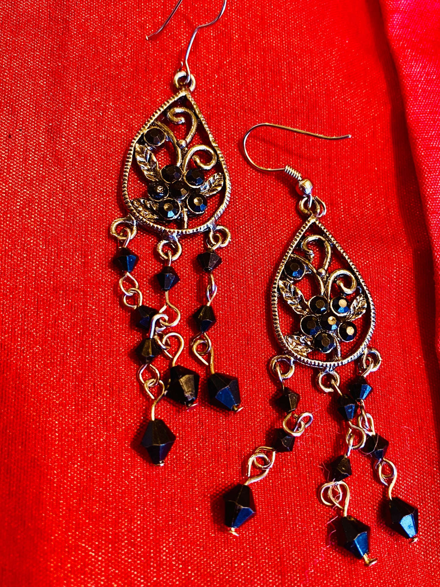 TEARDROP BLACK BEADS IN SILVER EARRINGS 2"/ SB036