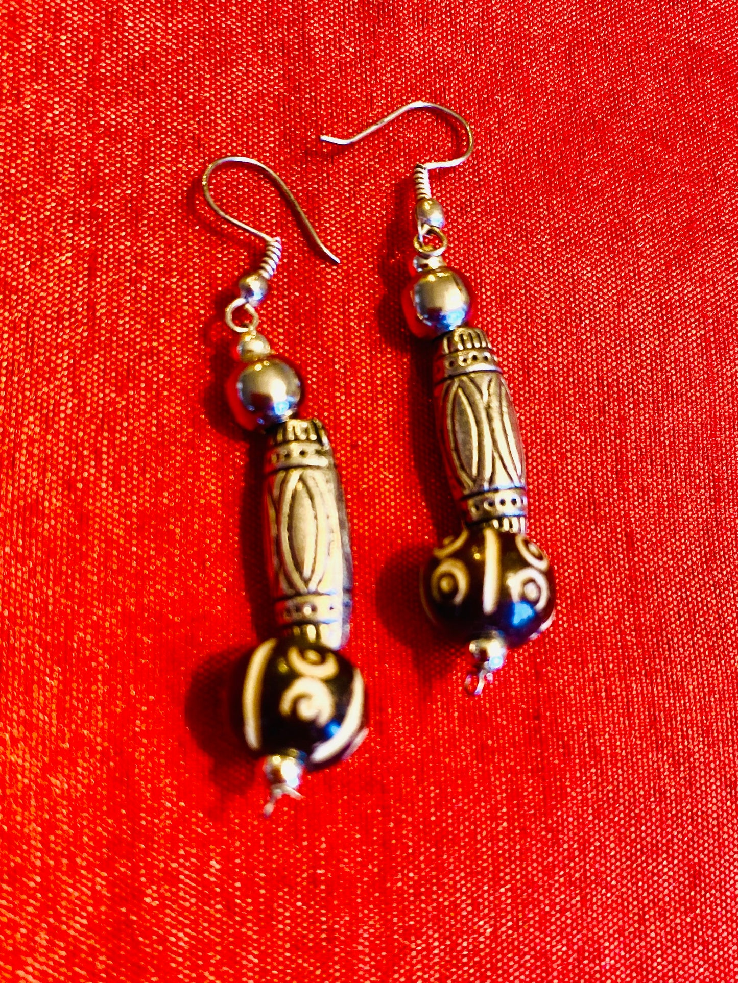 SILVER WITH BLACK AND IVORY BEAD EARRINGS 1.5"/ SB052