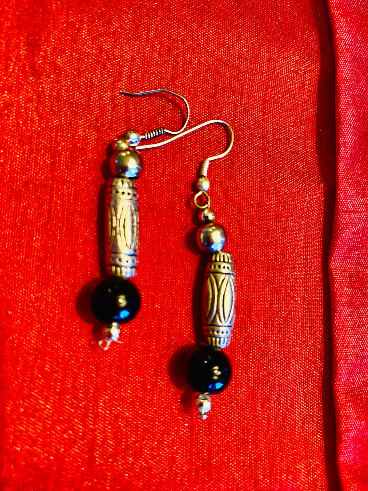 SILVER WITH BLACK BEAD EARRINGS 1.5"/ SB044