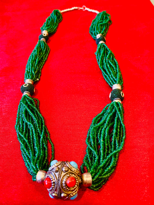 GREEN BEADED NECKLACE WITH SILVER BALL PENDANT 14 in./ SB007