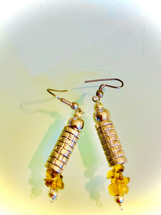 SILVER WITH LIGHT AMBER STONE EARRINGS 1.5"/ SB058